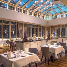 Gedeckte Tische im Restaurant im Harz mit großflächigem Oberlicht und Seiten aus Gas.